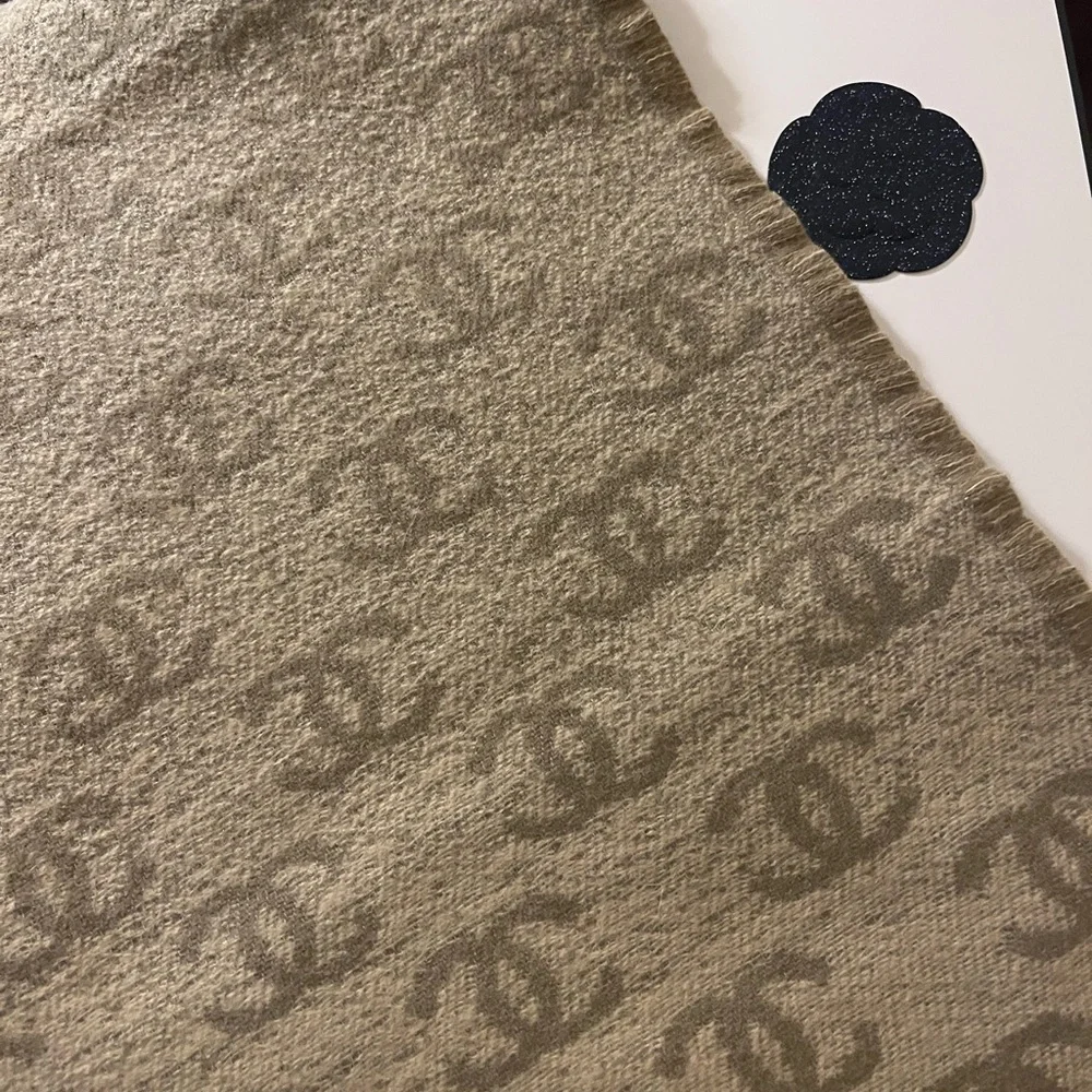 Chanel Cashmere & Silk Scarf in Beige &Tan with Gradient Pattern. - Picture 4 of 8